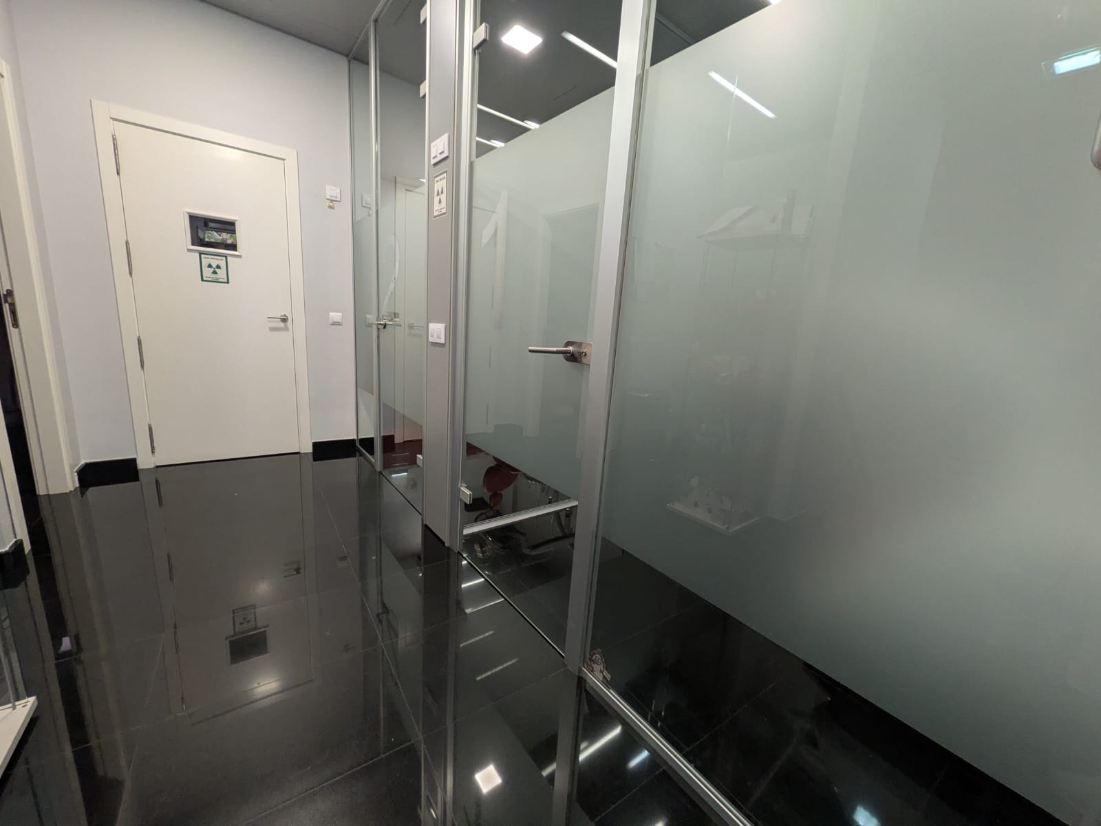 Pasillo interior de la clínica con puertas de los gabinetes