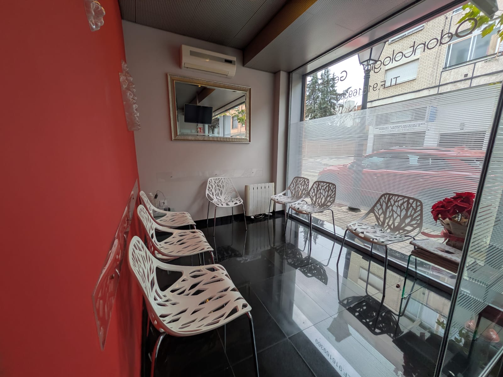 Sala de espera con ventanal a la calle