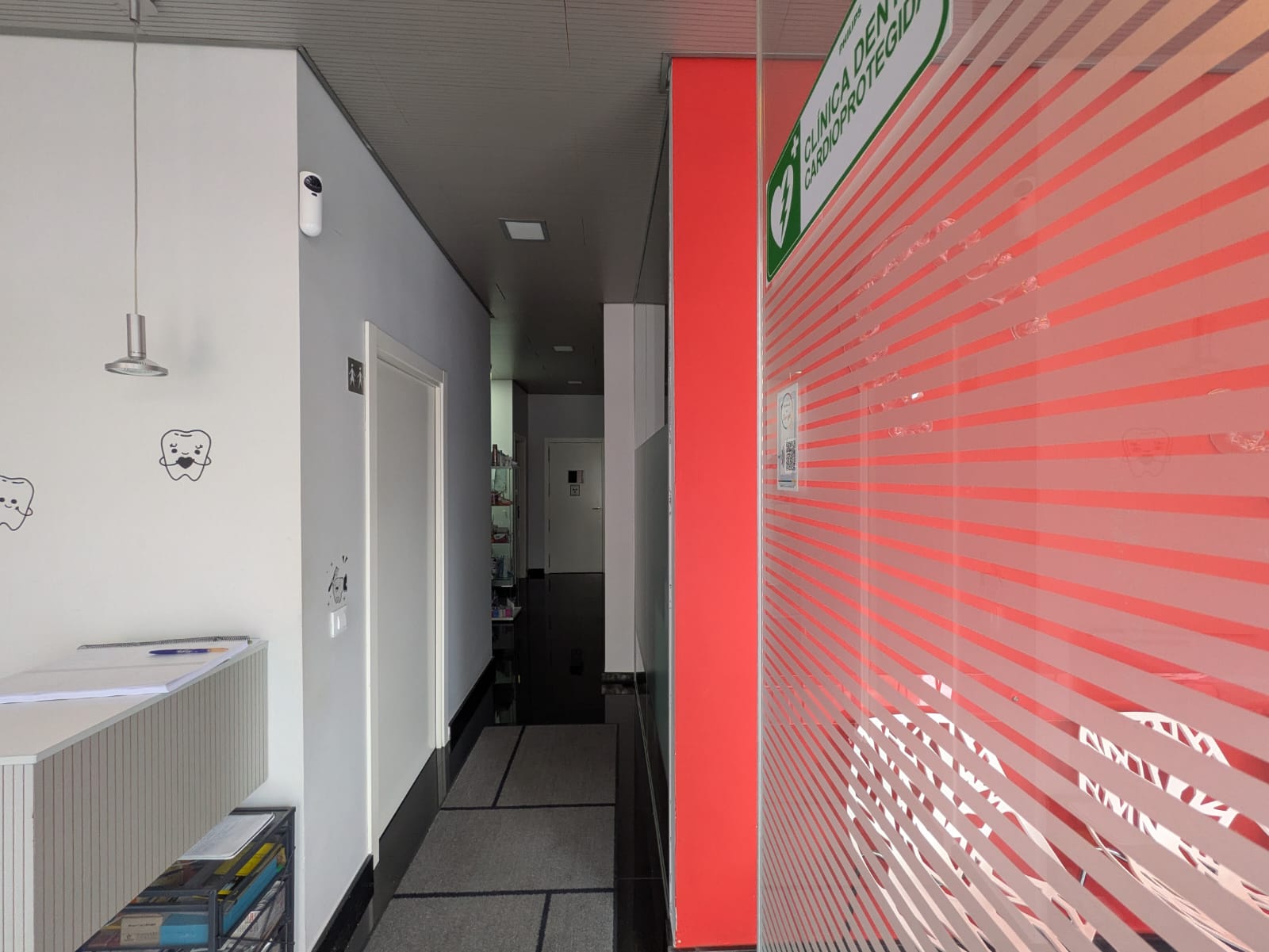 Recepción y pasillo de acceso a los gabinetes