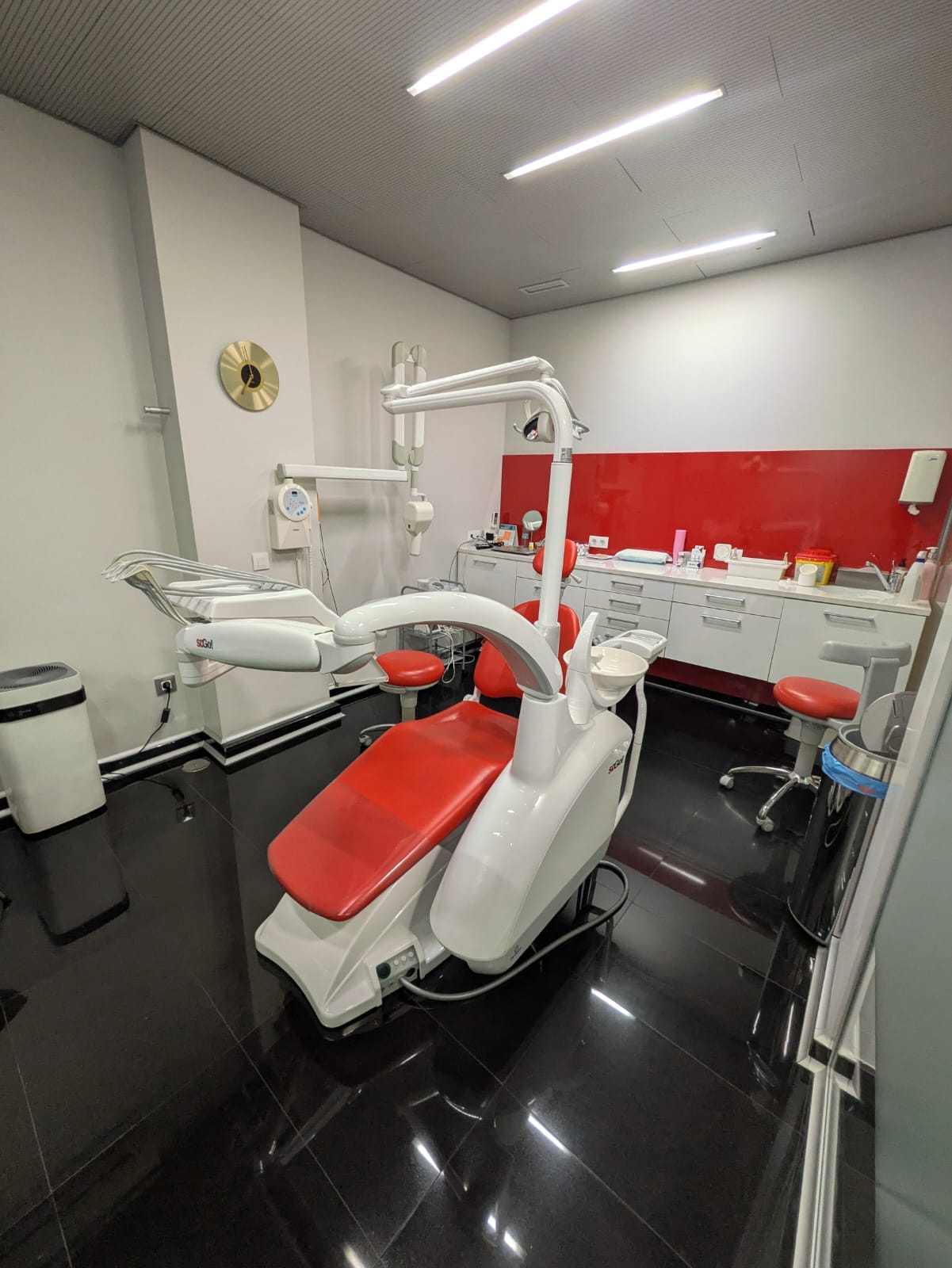 Gabinete dental de la clínica con sillón y equipo de rayos