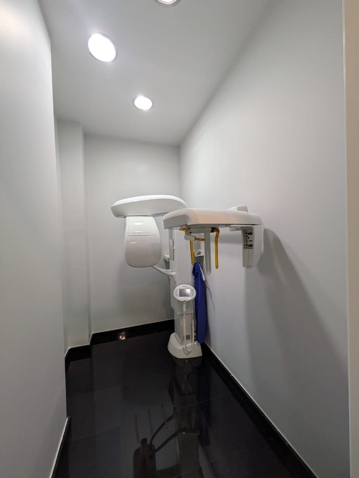Sala con el TAC dental de la clínica